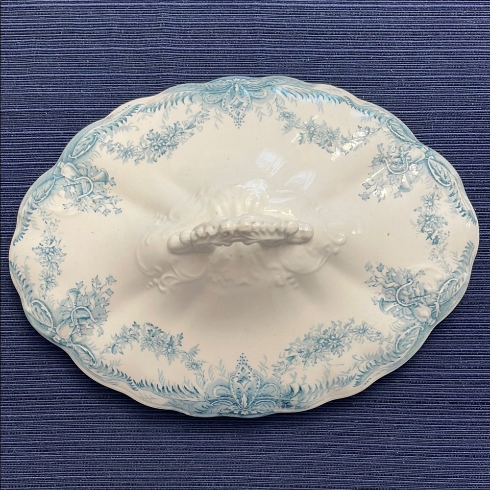 Elegant Blue and White Porcelain Serving Dish Lid only